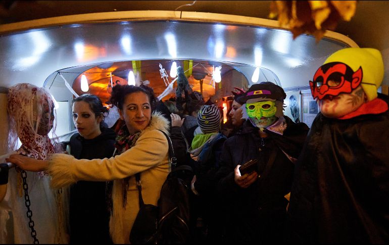 Un tranvía especial apareció en las calles de Gdansk, Polonia. En este día, se celebraba 'Dziady' en ese país, una fiesta eslava durante la cual la gente rezaba por las almas de sus antepasados fallecidos. EFE / A. Warzawa