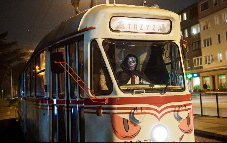 Un tranvía especial apareció en las calles de Gdansk, Polonia. En este día, se celebraba 'Dziady' en ese país, una fiesta eslava durante la cual la gente rezaba por las almas de sus antepasados fallecidos. EFE / A. Warzawa