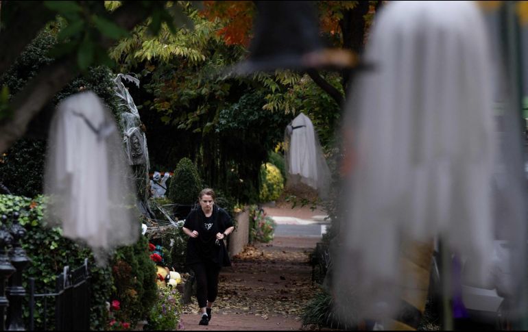 Una persona pasa frente a las decoraciones exhibidas para la festividad anual de Halloween, en Washington. AFP / B. Smialowski
