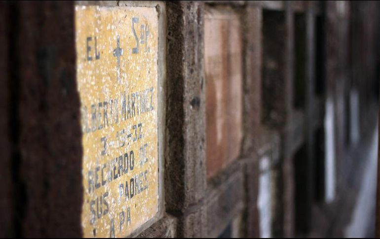 Como medida de prevención, autoridades zapopanas acordonaron 173 criptas que se encontraban en malas condiciones. EFE/S. Ángeles