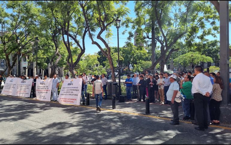 Trabajadores identificados con la Universidad de Guadalajara se manifestaron afuera del Congreso debido a los despidos. EL INFORMADOR/ RODRIGO RIVAS