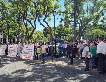 Trabajadores identificados con la Universidad de Guadalajara se manifestaron afuera del Congreso debido a los despidos. EL INFORMADOR/ RODRIGO RIVAS