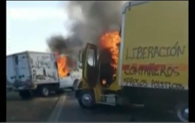 La quema de vehículos se realizó en diversos puntos carreteros de Michoacán. ESPECIAL/CAPTURA DE VIDEO