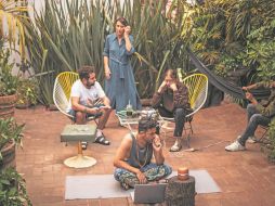 “Edith” (de pie), observa a sus tres hijos, cuya vida es un caos que buscará resolver, a pesar de que ya está en el otro mundo. CORTESÍA/ HBO