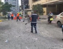 Imágenes de televisión y videos publicados en redes sociales mostraron daños en varios pisos, con ruptura de cristales y daños en la estructura. TWITTER / @ProtegeryServir