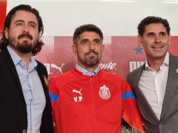Veljko Paunovic (C) posa junto con Amaury Vergara y Fernando Hierro este martes, tras ser presentado como nuevo estraega rojiblanco. EL INFORMADOR / D. Reos