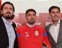 Veljko Paunovic (C) posa junto con Amaury Vergara y Fernando Hierro este martes, tras ser presentado como nuevo estraega rojiblanco. EL INFORMADOR / D. Reos