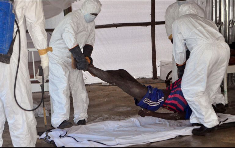 Aunque el virus del ébola es tratable, la mayoría de los casos terminan siendo mortales debido, especialmente, a la pérdida de fluidos. AP PHOTO/ ARCHIVO