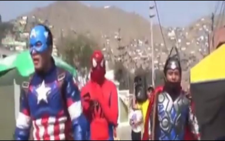 Los superhéroes, integrantes al Escuadrón Verde de la Policía, arrestaron a los ocupantes de la casa, quienes pensaron que se trataba de una broma por Halloween. TWITTER