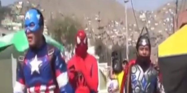 Viral: extracto de una película!  Policía disfrazado de Vengadores atrapa a narcotraficantes en Perú