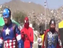 Los superhéroes, integrantes al Escuadrón Verde de la Policía, arrestaron a los ocupantes de la casa, quienes pensaron que se trataba de una broma por Halloween. TWITTER