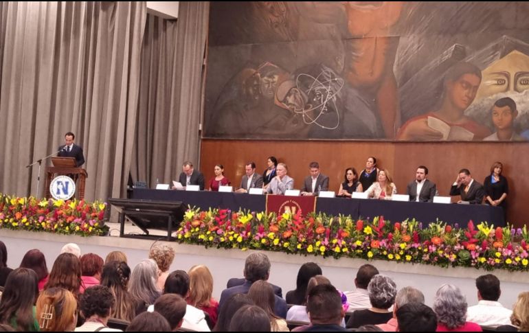 Al final del evento, llegó un grupo musical integrado por alumnos normalistas que cantaron las mañanitas a su centro de formación. EL INFORMADOR / E. Gómez