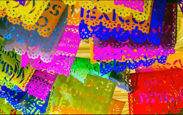 La maestra grabó el video mostrando lo que cada alumno había llevado, hasta llegar a la chica que se confundió y llevó papel picado para regalo. GETTY IMAGES