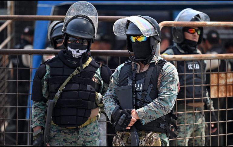 La criminalidad que se registra en Ecuador también derivó en la retención temporal de ocho guardias penitenciarios en un reclusorio de Esmeraldas. AFP/M. Pin