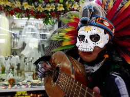 La adoración a la Santa Muerte no es bien vista por los practicantes del catolicismo, sin embargo, tiene muchos seguidores en México y celebran su día en víspera del Día de Muertos. EFE/M. Guzmán