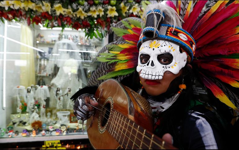 La adoración a la Santa Muerte no es bien vista por los practicantes del catolicismo, sin embargo, tiene muchos seguidores en México y celebran su día en víspera del Día de Muertos. EFE/M. Guzmán