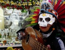 La adoración a la Santa Muerte no es bien vista por los practicantes del catolicismo, sin embargo, tiene muchos seguidores en México y celebran su día en víspera del Día de Muertos. EFE/M. Guzmán