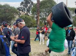 Un hombre fue captado saliendo del GP de México cargando una llanta. ESPECIAL