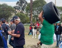 Un hombre fue captado saliendo del GP de México cargando una llanta. ESPECIAL