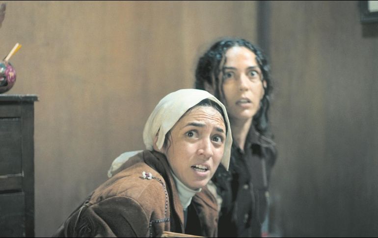 “Ofelia” (al frente), es una monja que deberá enfrentar al mal directamente, quien ha poseído a  “Sandra” (al fondo). CORTESÍA