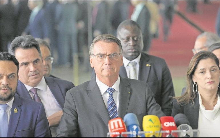 El mensaje de Bolsonaro a la nación brasileña fue breve y el aún mandatario lució serio, algo poco usual en sus apariciones públicas. AP