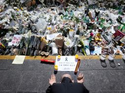 Un monje busita reza en el lugar de la tragedia. Al menos 156 personas murieron y decenas resultaron heridas. AP/Y. Ahn