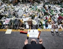 Un monje busita reza en el lugar de la tragedia. Al menos 156 personas murieron y decenas resultaron heridas. AP/Y. Ahn