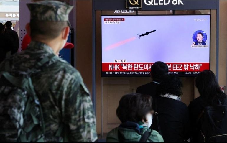 Gente en Seúl mirando la noticia del lanzamiento de misiles balísticos de Corea del Norte. YONHAP/REUTERS