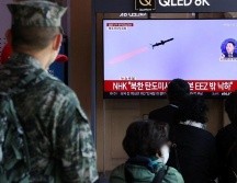 Gente en Seúl mirando la noticia del lanzamiento de misiles balísticos de Corea del Norte. YONHAP/REUTERS