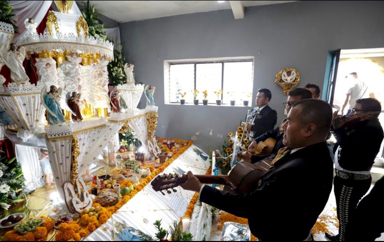 Junto al altar, también hay quienes contratan música en vivo y ofrecen alimentos los visitantes. EFE / H. Ríos