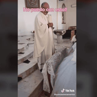 Cura se enoja porque graban misa y deja "plantados" a novios (VIDEO)