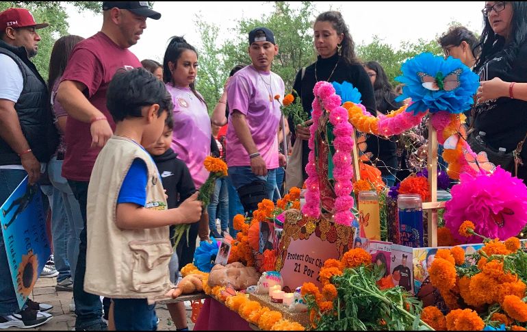 Con un altar, familiares de las víctimas del tiroteo de Uvalde recuerdan a los fallecidos en Texas. AP / A. Coronado