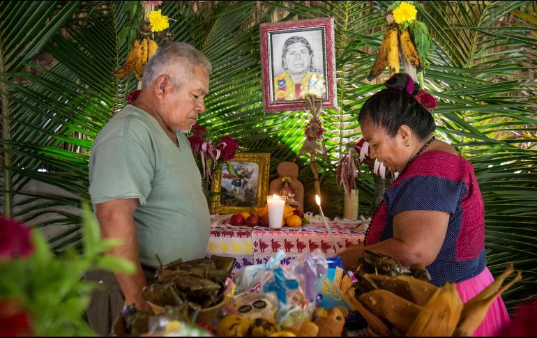 Un indígena humea hoy la ofrenda en memoria de sus familiares fallecidos, en su vivienda en San Mateo del Mar, estado de Oaxaca. EFE / L. Villalobos
