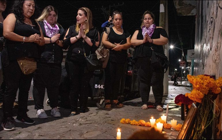 Un grupo de mujeres montan guardia frente a una ofrenda colocada en memoria de las víctimas de feminicidio en la Ciudad de Tuxtla Gutiérres en el estado de Chiapas. EFE / C. López