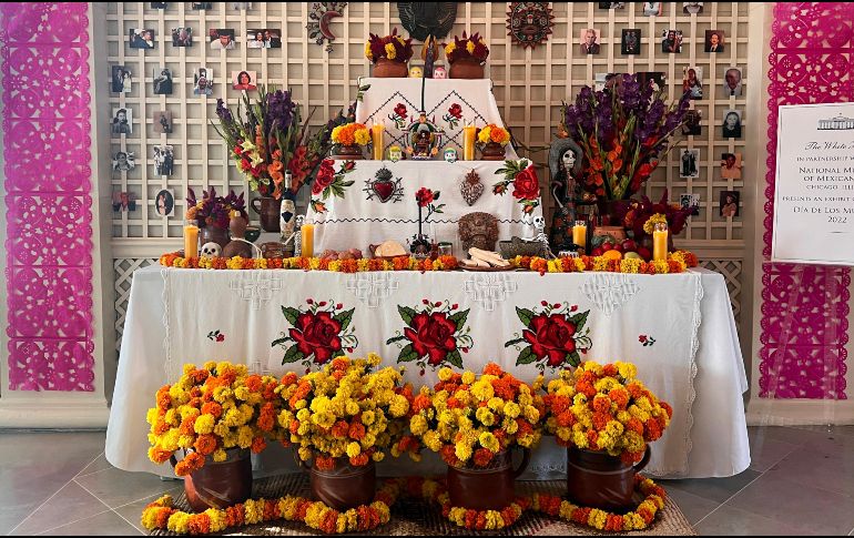 Foto del altar instalado en la Casa Blanca, en Washington, dedicado a los familiares fallecidos del personal que trabaja en la residencia del presidente de Estados Unidos, Joe Biden. EFE / O. Guzmán