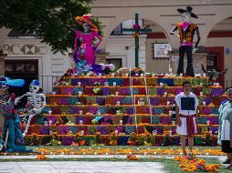 Indígenas montan guardia en un altar de muertos prehispánicos en la ciudad de San Cristóbal de las Casas, Chiapas. EFE / Carlos López