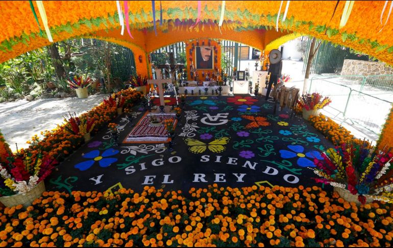 Vista general del altar de Día de Muertos dedicado al cantante mexicano Vicente Fernández, en el rancho Los Tres Potrillos. EFE / F.  Guasco
