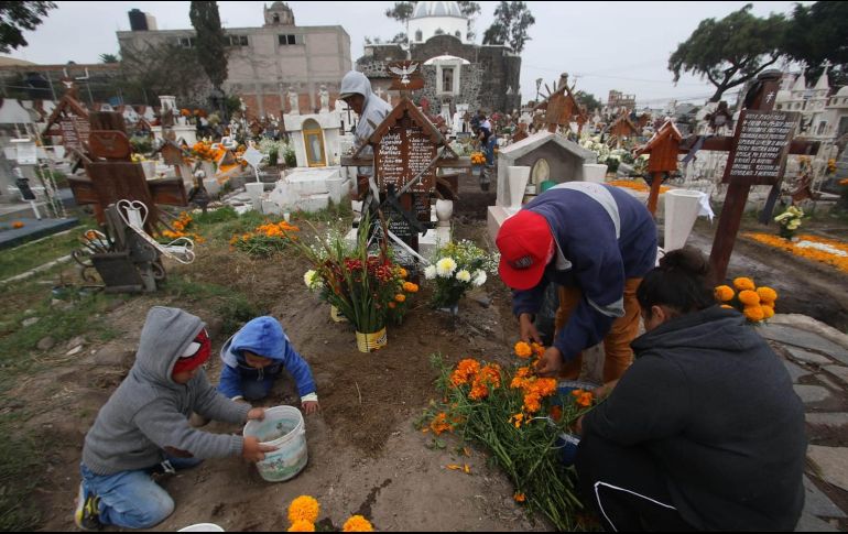 Este miércoles, desde las siete de la mañana la gente comenzó a llegar al panteón de San Andrés Mixquic en la alcaldía Tlahuac para limpiar y adornar las tumbas de sus familiares fallecidos. SUN / C. Mejía