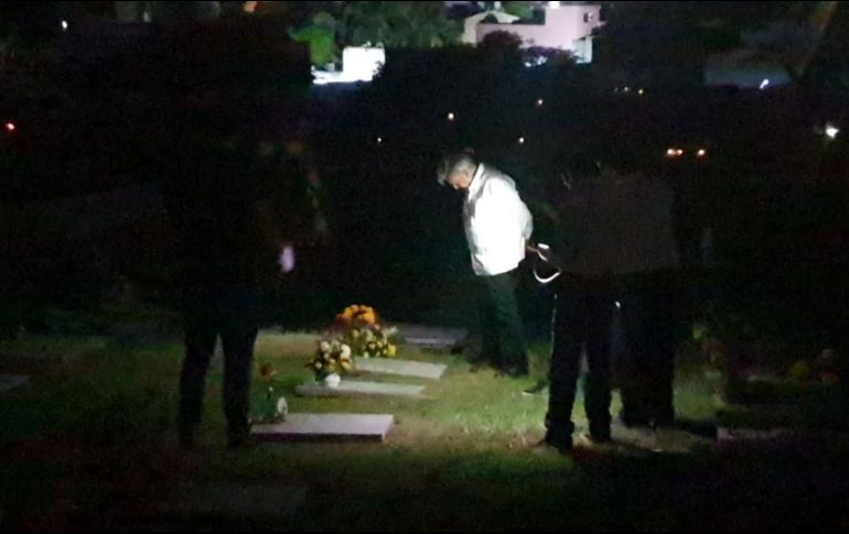 El Presidente López Obrador visitó ayer, 1 de noviembre, la tumba de sus padres Andrés y Manuelita, así como la de su difunta esposa, Rocío. SUN / EELG