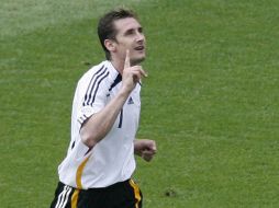 MIROSLAV KLOSE. Entre las justas mundialistas de 2002 y 2014 este delantero marcó 16 goles, mismos que llevaron a su equipo a disputar dos finales del mundo y conseguir un título. AP / ARCHIVO