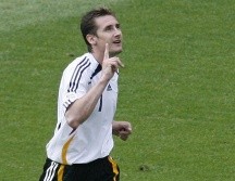 MIROSLAV KLOSE. Entre las justas mundialistas de 2002 y 2014 este delantero marcó 16 goles, mismos que llevaron a su equipo a disputar dos finales del mundo y conseguir un título. AP / ARCHIVO