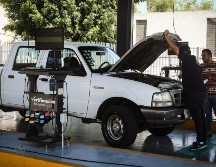 La verificación vehicular no tendrá incremento para el próximo año y se mantendrá en 500 pesos y 550 si se realiza fuera del calendario programado. EL INFORMADOR / ARCHIVO
