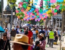 Poco a poco las lápidas viejas y llenas de polvo se vistieron de flores, adornos, botellas, comida y mucha alegría por parte de los visitantes. EL INFORMADOR/A. Navarro