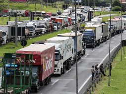 Camioneros realizan un bloqueo en la carretera Castello Branco como protesta tras la derrota del presidente, Jair Bolsonaro, hoy, en Barueri. EFE/S. Moreira
