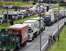 Camioneros realizan un bloqueo en la carretera Castello Branco como protesta tras la derrota del presidente, Jair Bolsonaro, hoy, en Barueri. EFE/S. Moreira
