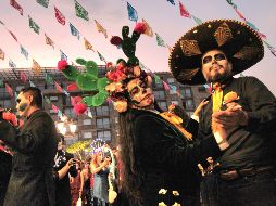 Un grupo de catrinas y catrines irrumpieron en la plaza y siguiendo el ritmo del ensamble sonoro dieron inicio a la Marcha Macabra NupcialEL INFORMADOR / A. Camacho