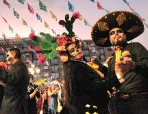 Un grupo de catrinas y catrines irrumpieron en la plaza y siguiendo el ritmo del ensamble sonoro dieron inicio a la Marcha Macabra NupcialEL INFORMADOR / A. Camacho