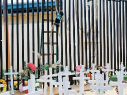 Detalle del altar del Día de los muertos dedicado a los migrantes fallecidos en la frontera, instalado en la capilla al aire libre de “El Tiradito” en la ciudad de Tucson, Arizona. EFE
