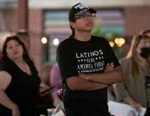 Un joven con una camiseta que dice 