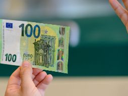 El euro cayó un 0.4 por ciento frente al dólar. AFP/ ARCHIVO